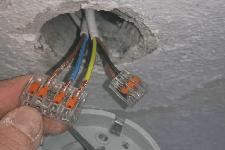 Fachmännische Reparatur und Isolierung eines defekten Deckenanschlusses für Beleuchtung